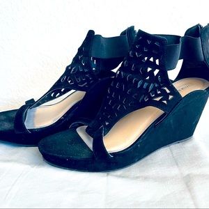 Maurice’s Cut Out 🖤 Wedges